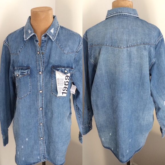 GAP Tops - 🍂Oversized Western Denim Shirt with snap closure